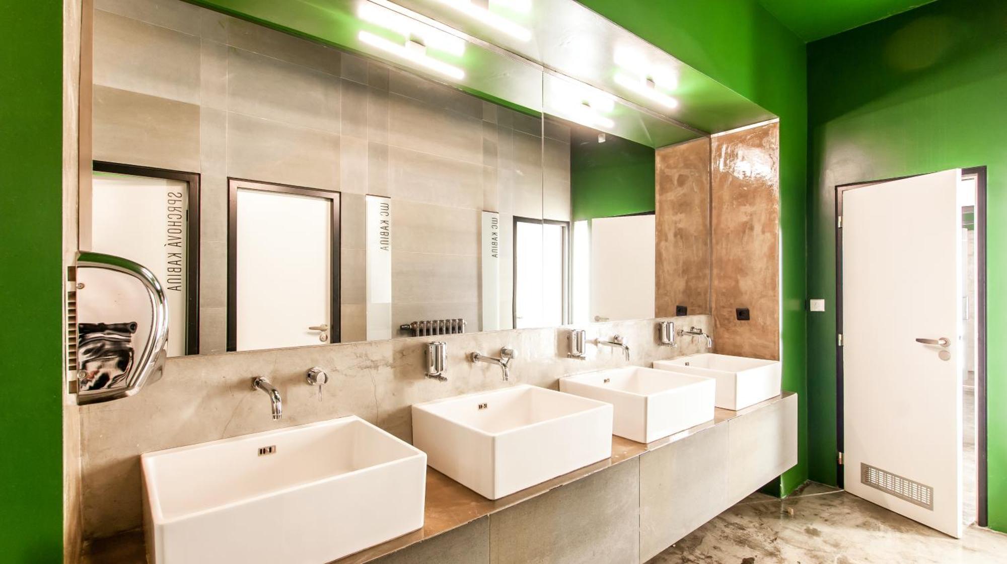 Camera Doppia con Letti Singoli e Bagno in Comune